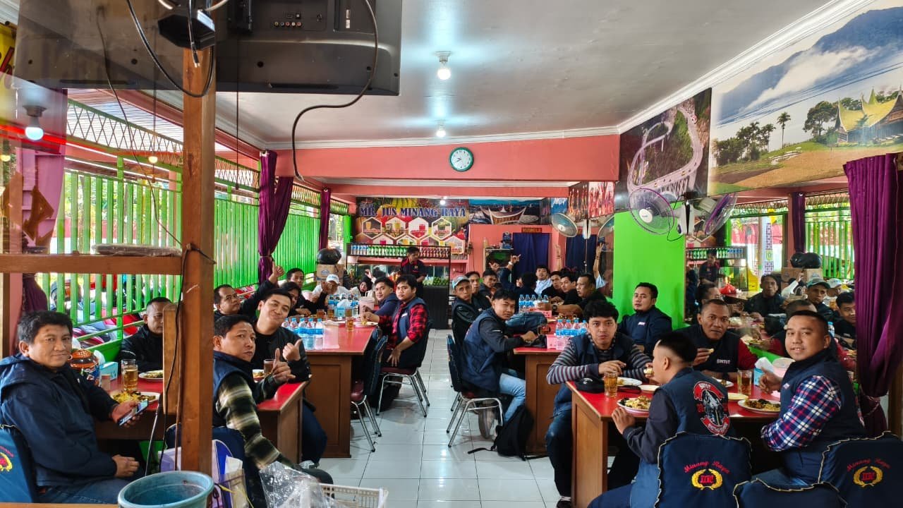 Pemberhentian Untuk Makan karna perjalanan masih lumayan jauh